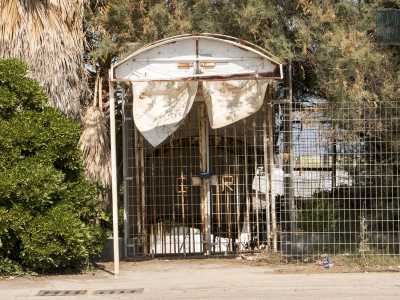 Il nostro viaggio alla scoperta della struttura �fantasma� parte dall'ingresso principale, un cancello bianco con sopra le iniziali dell'ex esercizio commerciale (G.R.), serrato per� da un catenaccio blu